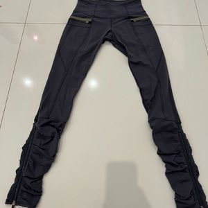 Lululemon legging size 4 Dark Gray